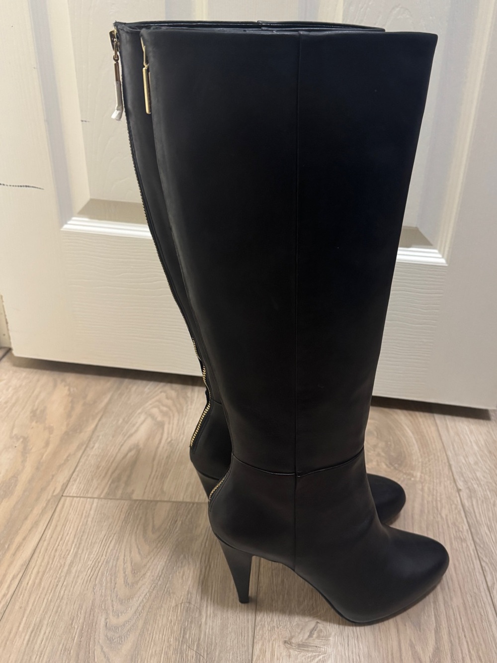 Banana Republic "Dayna" Black Knee-High Stiletto Boots with Gold Back Zip 8.5 - Picture 4 of 11